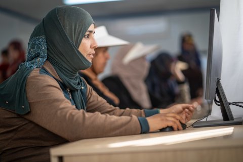  Syrian refugee women engaged in the information and communication technology training at the ‘Oasis Center for Resilience and Empowerment of Women and Girls’ operated by UN Women in the Azraq refugee camp in Jordan. 